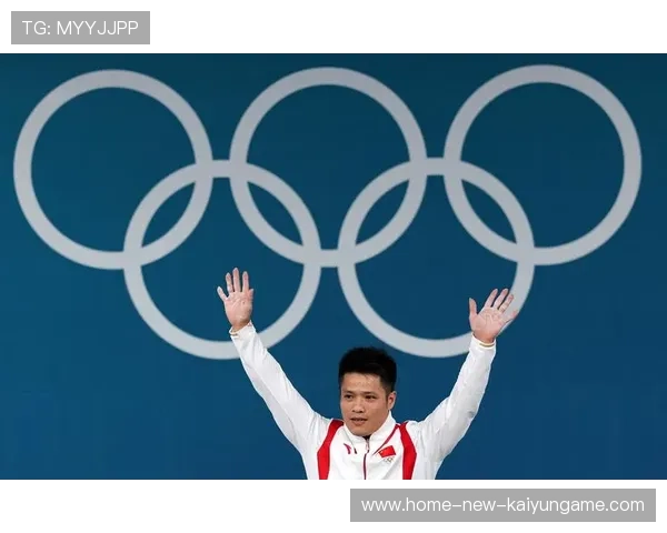 举重冠军领奖把奖杯举断